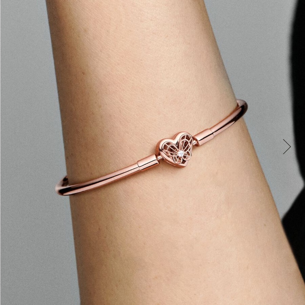 Pandora Moments Heart & Butterfly Bangle
14k rose gold plating - Picture 4 of 8